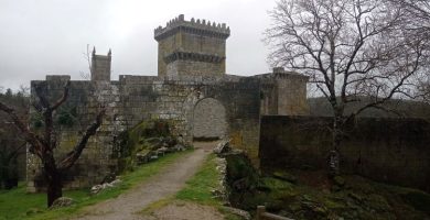Acceso al castillo de Pambre