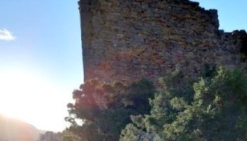 Perfil bajo la caida del sol del Castillo de Ord&aacute;s